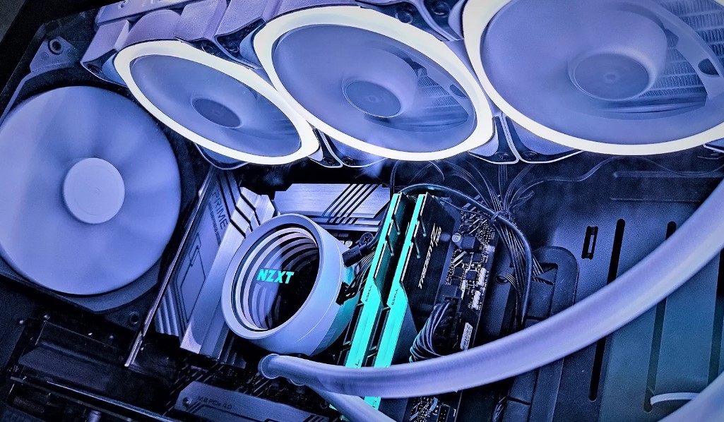 4 Meilleurs refroidissements liquide RGB pour CPU-NZXT Kraken x73 RGB-white